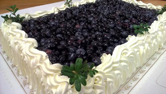 Levyt&auml;ytekakku kermalla