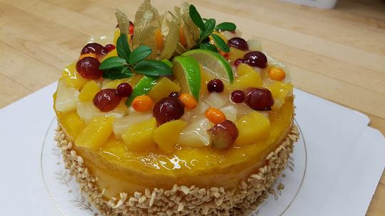 Hedelm&auml;t&auml;ytekakku kreemill&auml;