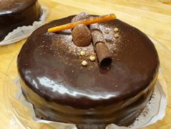 Sacher-kakku aprikoosilla