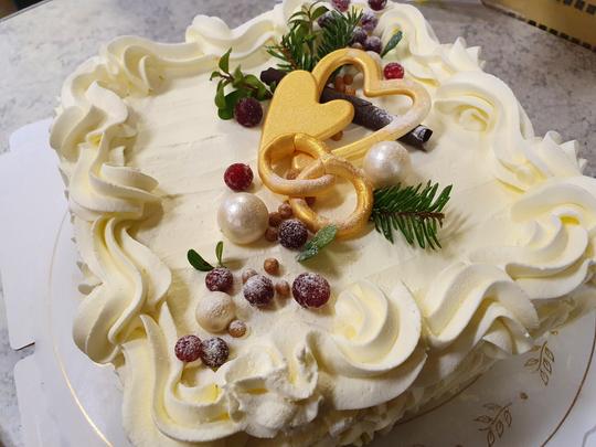 Levyt&auml;ytekakku kermalla