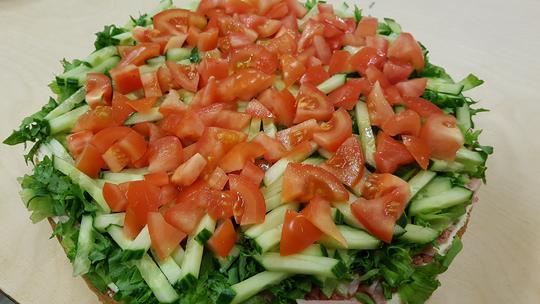 Kinkkul&auml;tk&auml; (noin 8 annosta)