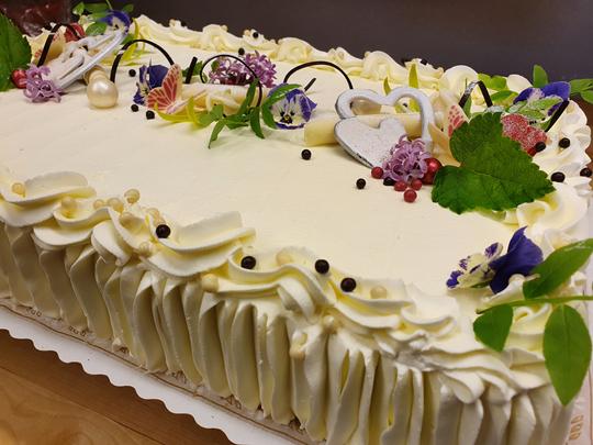 Levyt&auml;ytekakku kermalla