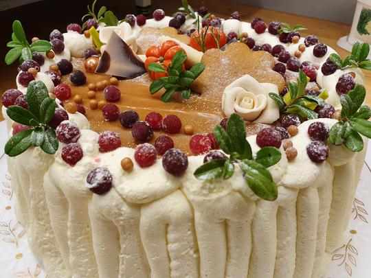 Karpalo-kinuski kermakakku