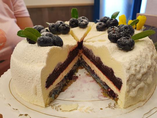 Nadin "Hope"-kakku mustikka-valkosuklaalla