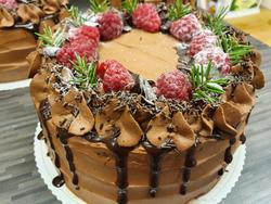 Vadelmainen suklaamoussekakku